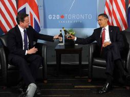 El premier británico David Cameron y el presidente estadounidense Barack Obama brindan en una reunión previa a la cumbre del G20. EFE  /