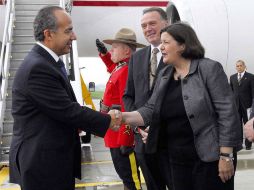 El Presidente Felipe Calderón es recibido por la líder del Gobierno de Ontario y por el ministro de Asuntos Exteriores canadiense. EFE  /