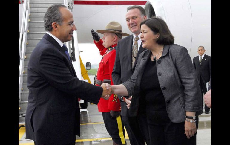 El Presidente Felipe Calderón es recibido por la líder del Gobierno de Ontario y por el ministro de Asuntos Exteriores canadiense. EFE  /