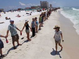 Residentes de Florida se unieron a la manifestación contra el derrame en el Golfo de México llamada “Manos a través de la arena”. AP  /
