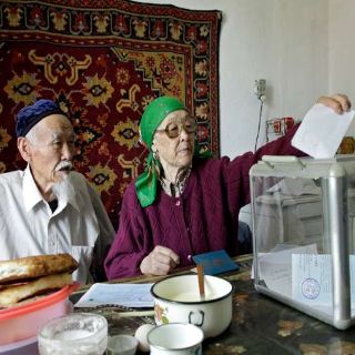 Con normalidad arranca el referéndum en Kirguizistán