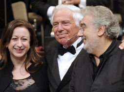 El director saliente de la Ópera de Viena, Ioan Holender junto al tenor español Plácido Domingo. EFE  /