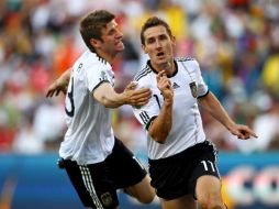 El delantero alemán Miroslav Klose (der.), celebra el 1-0 ante Inglaterra. EFE  /