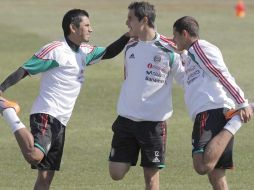 Efraín Juárez, Paul Aguilar y Javier Hernández (i-d.), durante el entrenamiento del 24 de junio. EFE  /