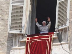 El Papa Benedicto XVI saluda a los fieles durante el Ángelus, en la Plaza de San Pedro de El Vaticano. EFE  /