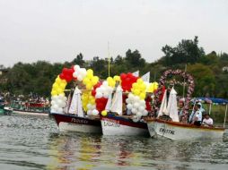 Cada año los Reyes magos hacen un recorrido sobre la laguna. ARCHIVO  /