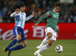Acción de Javier ''Chicharito'' Hernández (der.) durante el juego. REUTERS  /
