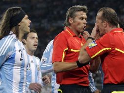 El árbitro italiano Roberto Rosetti (centro). AP  /