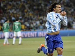 Carlos Tévez, celebra uno de los goles de Argentina. AP  /