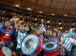 Aficionados apoyando a Argentina durante el partido ante México. EFE  /