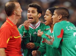 Rafael Marquez (2 izq),Giovani dos Santos (2 der) y Carlos Salcido (der) discuten con el juez de línea Stefano. EFE  /