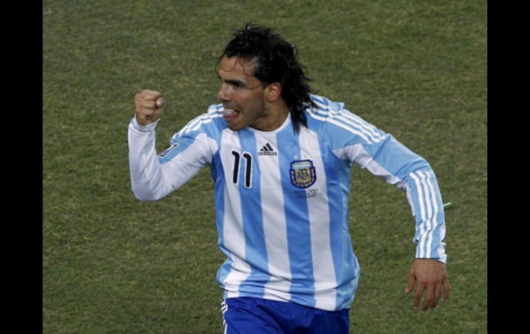 El delantero Carlos Tévez, celebra tras anotar contra México. REUTERS  /
