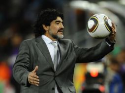 El seleccionador argentino, Diego Maradona, durante el encuentro ante la Selección de México. AFP  /