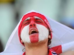 Un hincha inglés animando a su equipo este domingo, antes del partido contra Alemania. AFP  /