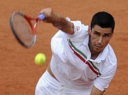 El tenista rumano Victor Hanescu durante su partido contra el serbio Novak Djokovic en el campeonato Roland Garros. AFP  /