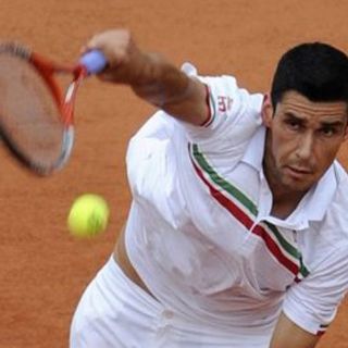 Multan a un tenista por escupir al público en Wimbledon