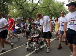 El príncipe Harry, del Reino Unido, ayer en Nueva York con el soldado veterano estadounidense Todd Nicely, mutilado en Iraq. REUTERS  /