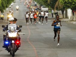 Shadrack Kipkorir Kiyai (209), no tuvo problemas en tomar la punta del pelotón rápidamente. E. BECERRA  /