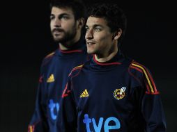 Los españoles Jesus Navas y Cesc Fábregas conversan durante un entrenamiento. GETTY IMAGES SPORTS  /