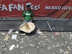 Un aficionado refleja el sentir de los mexicanos luego de la eliminación del Tri a mano de los argentinos. EFE  /