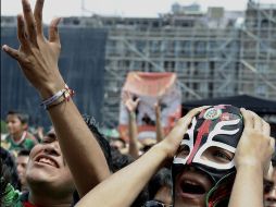Un aficionado se lamenta por la derrota del Tri ante Argentina. La Selección mexicana queda eliminada del Mundial de Sudáfrica. EFE  /