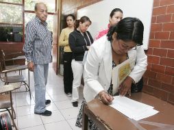 Una candidata a maestra se inscribe para concursar por una plaza. Los resultados de la prueba se conocerán el 25 de julio. NTX  /