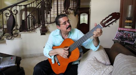 El ex presidente de Honduras, Manuel Zelaya, toca la guitarra en su residencia de República Dominicana. EFE  /