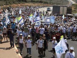 Miles de israelíes toman parte en la marcha por la libertad del soldado cautivo Gilad Shalit, encabezada por sus padres. AFP  /