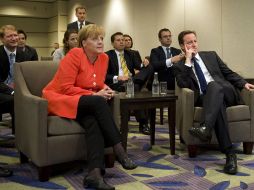 Angela Merkel, y David Cameron, se dieron tiempo en Toronto para ver el juego mundialista entre sus equipos. REUTERS  /