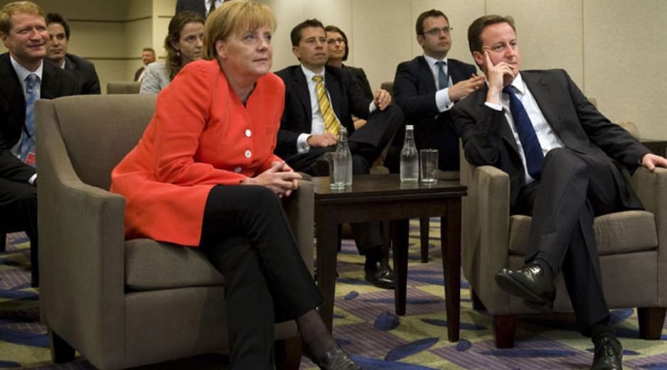Angela Merkel, y David Cameron, se dieron tiempo en Toronto para ver el juego mundialista entre sus equipos. REUTERS  /
