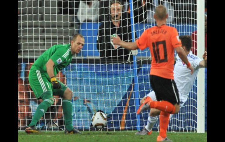 Acción del segundo gol de Holanda por parte de Sneijder. AFP  /