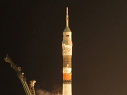 La nave espacial rusa Soyuz TMA-19 al momento de despegar. EFE  /