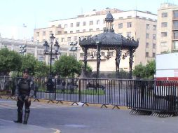 Aspecto de la Plaza de Armas, cercada, en los cruces de las calles Corona y Morelos. Hay presencia de la Policía estatal. D. CASTAÑÓN  /