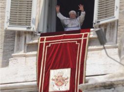 El Papa Benedicto XVI saluda a los fieles durante el Ángelus, en la Plaza de San Pedro de El Vaticano. EFE  /