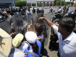 Los maestros fueron replegados a empujones por elementos de la Policía estatal para liberar el tránsito. A. GARCÍA  /
