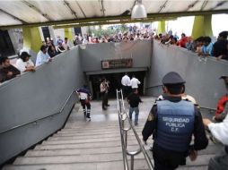 Las personas se mostraban desesperadas por salir del metro, luego del pasado atentado que ocurrio en el Distrito Federal. ESPECIAL  /