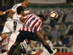 MArio de Luna remata de cabeza durante el partido de la Libertadores Chivas vs. Vélez .MEXSPORT  /