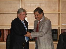 Miguel Gómez Mont (izq.) junto al entonces secretario de Turismo, Rodolfo Elizondo, al asumir el cargo en Fonatur. ESPECIAL  /