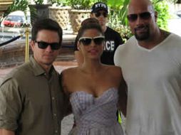 Eva Mendes interpreta a la esposa de Ferrell, de quien Walhberg queda prendado. EL UNIVERSAL  /