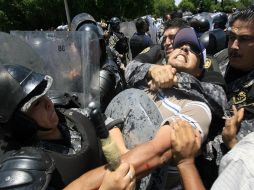 Policías estatales utilizaron la fuerza pública para retirar a los maestros que se manifestaron en la zona de La Normal. A. GARCÍA  /