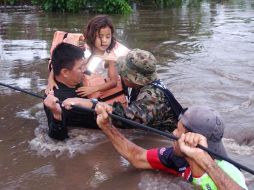 Elementos de la Marina ayudan a pobladores a ponerse en resguardo, ante la crecida del Río Suchiate, provocado por “Alex”. EL UNIVERSAL  /