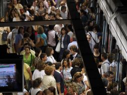 Pasajeros del metro de Madrid, quienes se verán afectados por el paro general del transporte. REUTERS  /