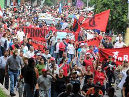 Miembros del grupo de Resistencia Popular marchan en Tegucigalpa, al cumplirse un año del golpe de Estado. EFE  /
