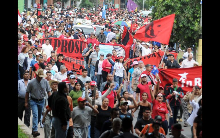 Miembros del grupo de Resistencia Popular marchan en Tegucigalpa, al cumplirse un año del golpe de Estado. EFE  /