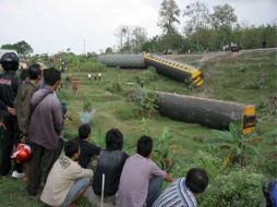 Equipos de rescate en la zona trabajan para rescatar a un número indeterminado de personas atrapadas en el interior de los vagones. EFE  /
