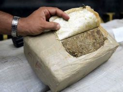 Los policías aseguraron el vehículo y la droga. ARCHIVO  /