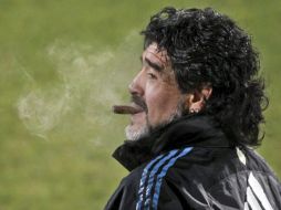 El seleccionador Diego Armando Maradona, supervisando el entrenamiento de su Selección. EFE  /