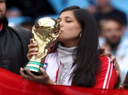 Una aficionada paraguaya besa una replica del trofeo de la Copa del Mundo. EFE  /