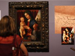 Visitantes miran el cuadro 'La Virgen y el niño con un ángel'', el cual forma parte de la exhibición. AP  /