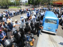 Antimotines apoyados por agentes de tránsito motorizados en la manifestación de este lunes. L. MORENO  /